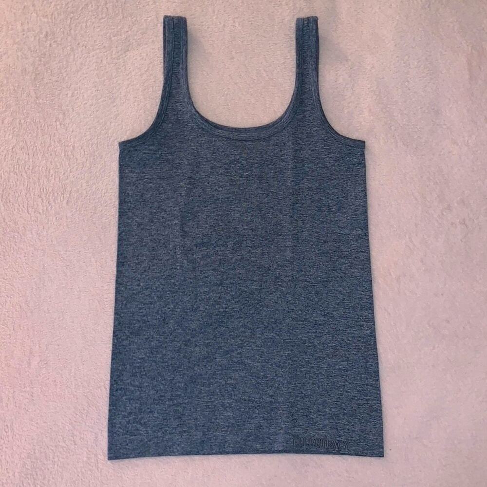 Gray‎ workout top